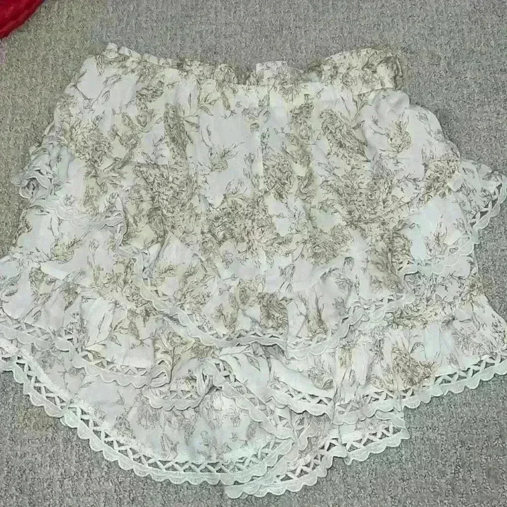 BOOHOO PORCELAIN PRINT DOUBLE FRILL SHORTS - Picture 4 of 5